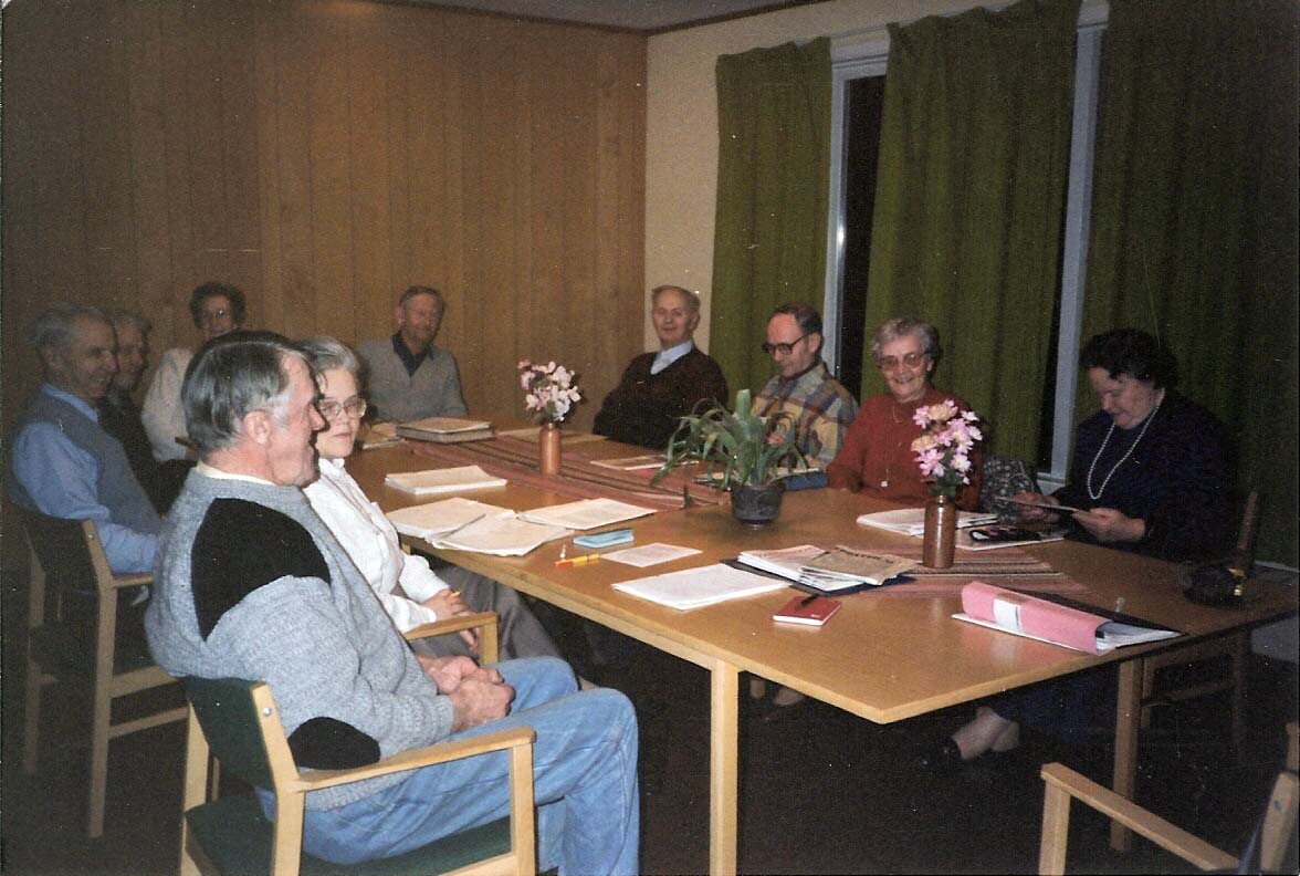Kvinnor och män samlade till möte runt ett bord