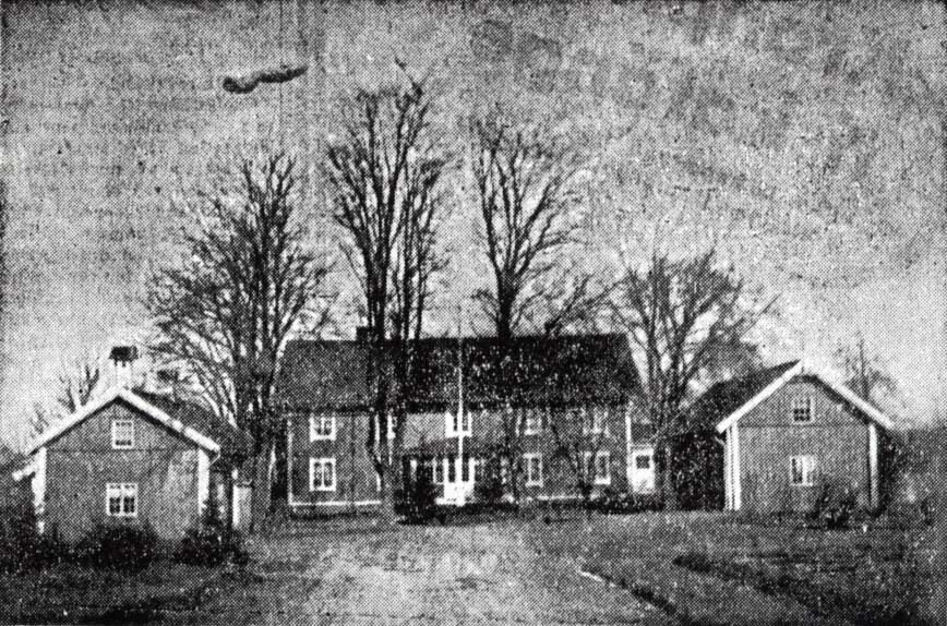 Äldre gårdsanläggning med huvudbyggnad och flyglar