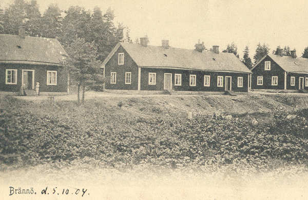 Historiskt vykort från omkring 1900: Arbetarbostäderna i Brännö, Brännögård