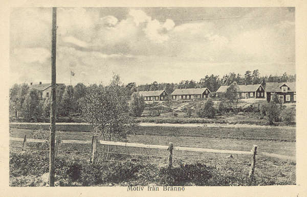 Historiskt vykort från omkring 1920: Fabrikens arbetarbostäder, Brännögård