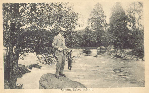 Historiskt vykort från omkring 1920: Sommarfiske i Kilån, Brännögård