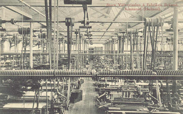 Historiskt vykort från omkring 1915: Stora väverisalen i fabriken, Brännögård