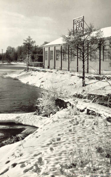 Historiskt vykort från omkring 1955: Verkstaden vid fabriken, Brännögård
