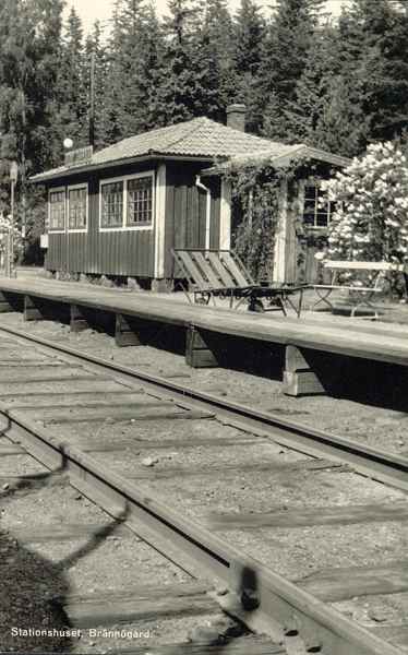 Historiskt vykort från omkring 1950: Stationshuset i Brännögård, Brännögård