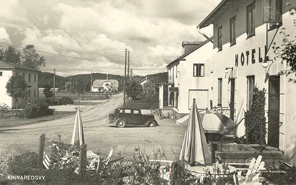 Historiskt vykort från omkring 1945: Vy västerut från hotellet, Kinnared
