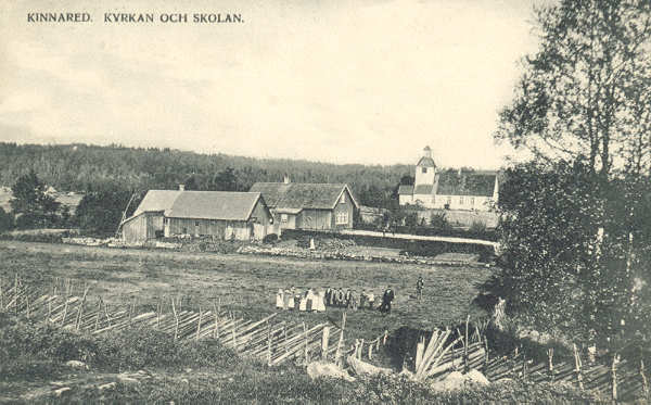 Historiskt vykort från omkring 1905: Kinnareds kyrka och skola, Kinnared